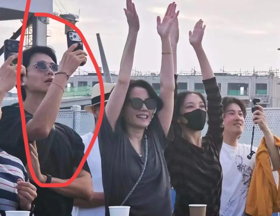 谢霆锋是真的能忍，要不是这次王菲去为大女儿走个面，我还真的不知道，原来王菲旁边