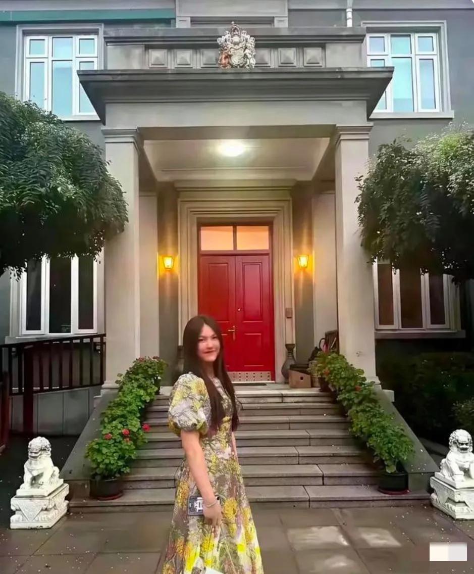 李湘在平台晒自家北京院落，不论是装修风格，奢华程度，还是超大面积，让不少网友认为