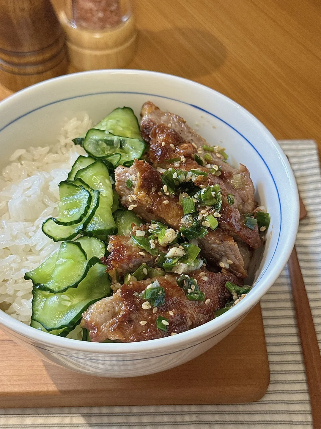 一碗烟火｜盐葱猪排黄瓜盖饭