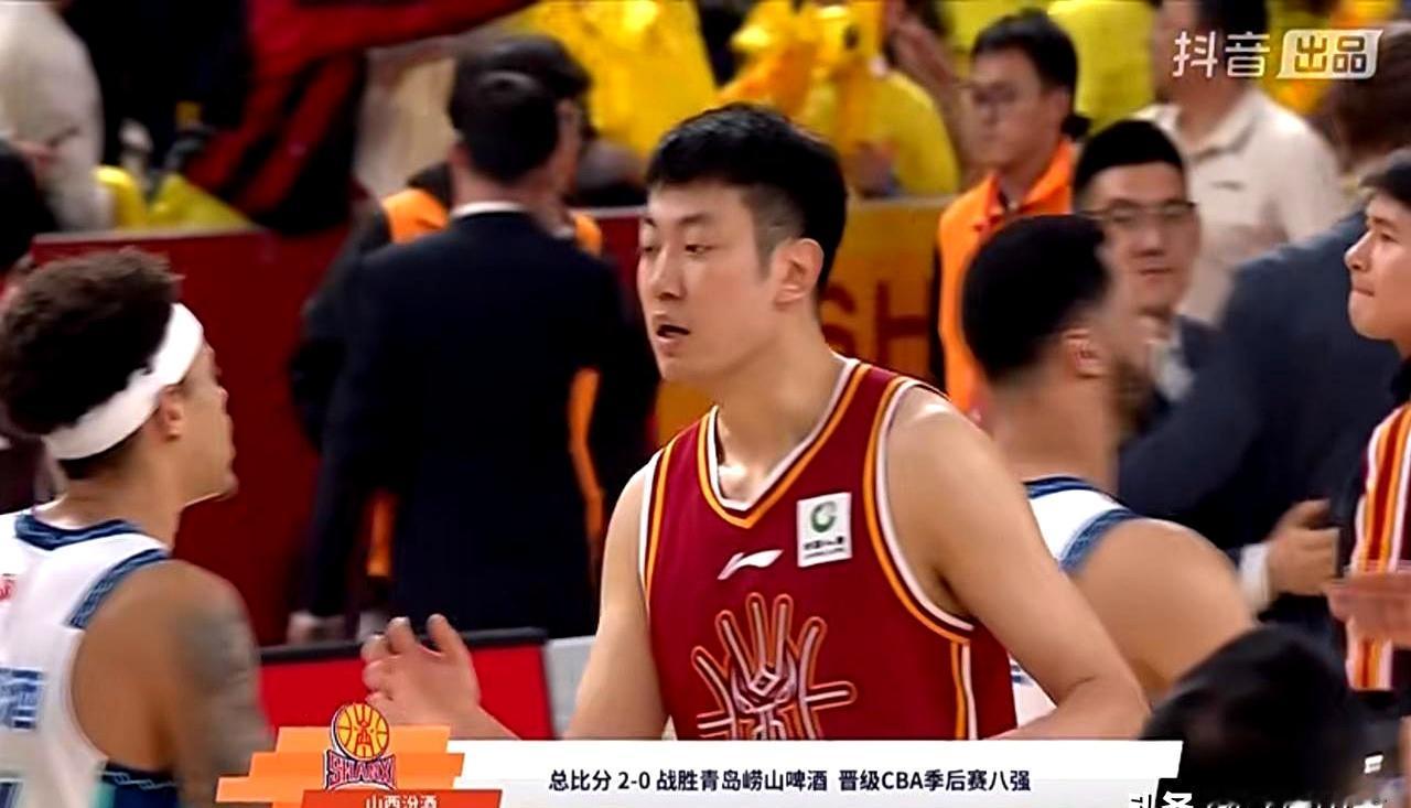 汾酒体育中心灯一亮，隔壁薛之谦的歌声一浪接一浪，山西球迷嗓子都喊哑。附加赛第一