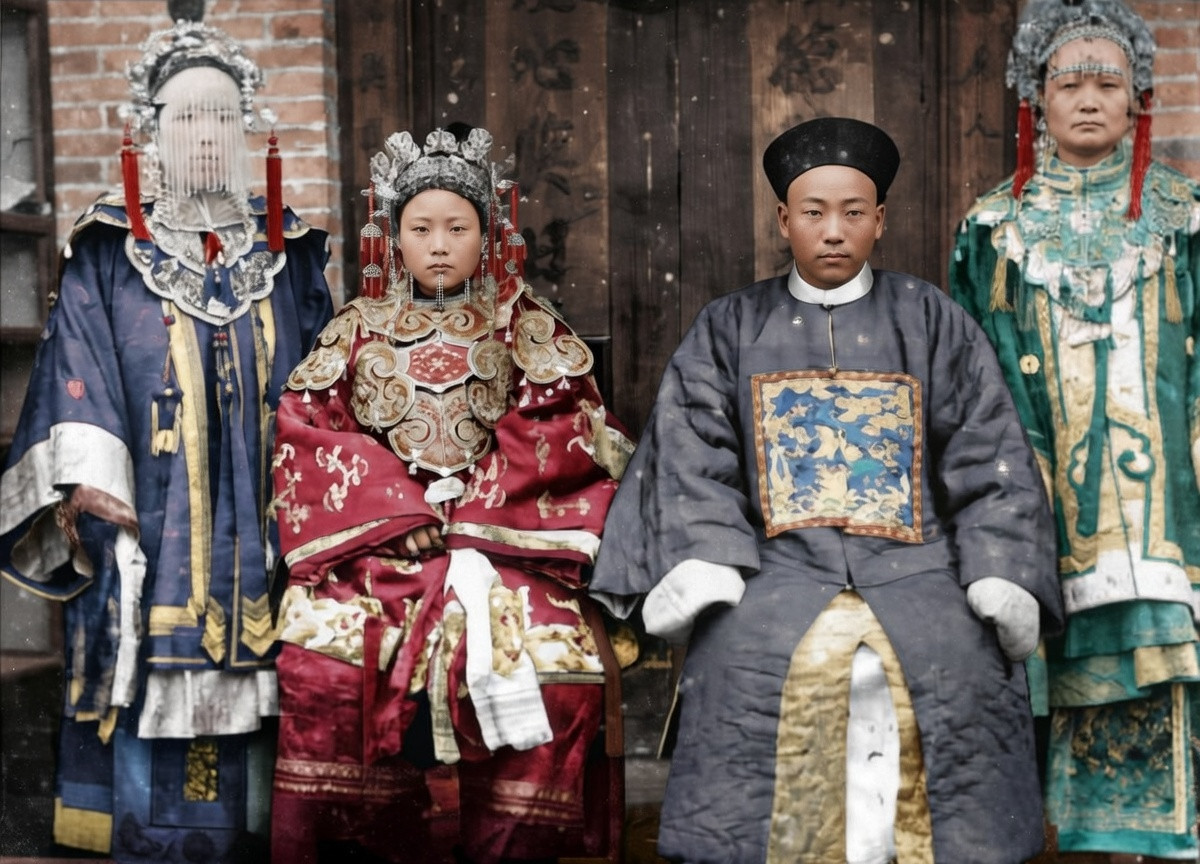 这张照片是晚清官宦世家婚礼合影，拍摄于1888年左右的北京，由英国摄影师托马斯·