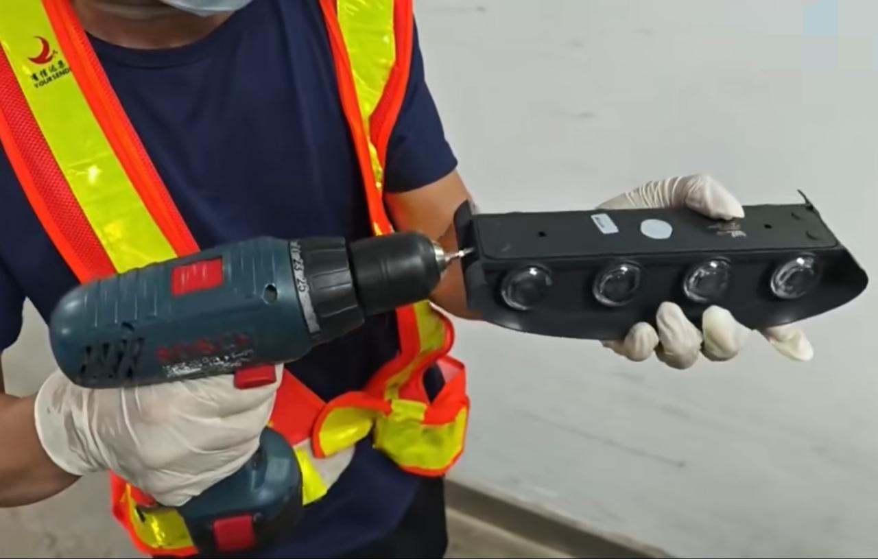 刑了！广州白云机场，一批转运的灯具机检有问题，里面有异常的填充物，看密度不是灯具