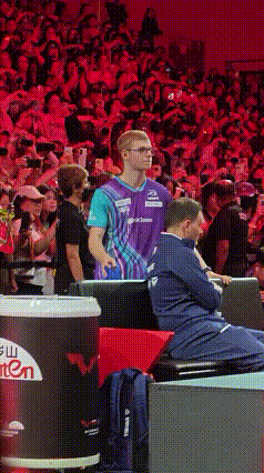 小勒布伦听完楚钦采访，给球迷们签完名才离开赛场。他眼里有渴望，行为谦虚，就是打