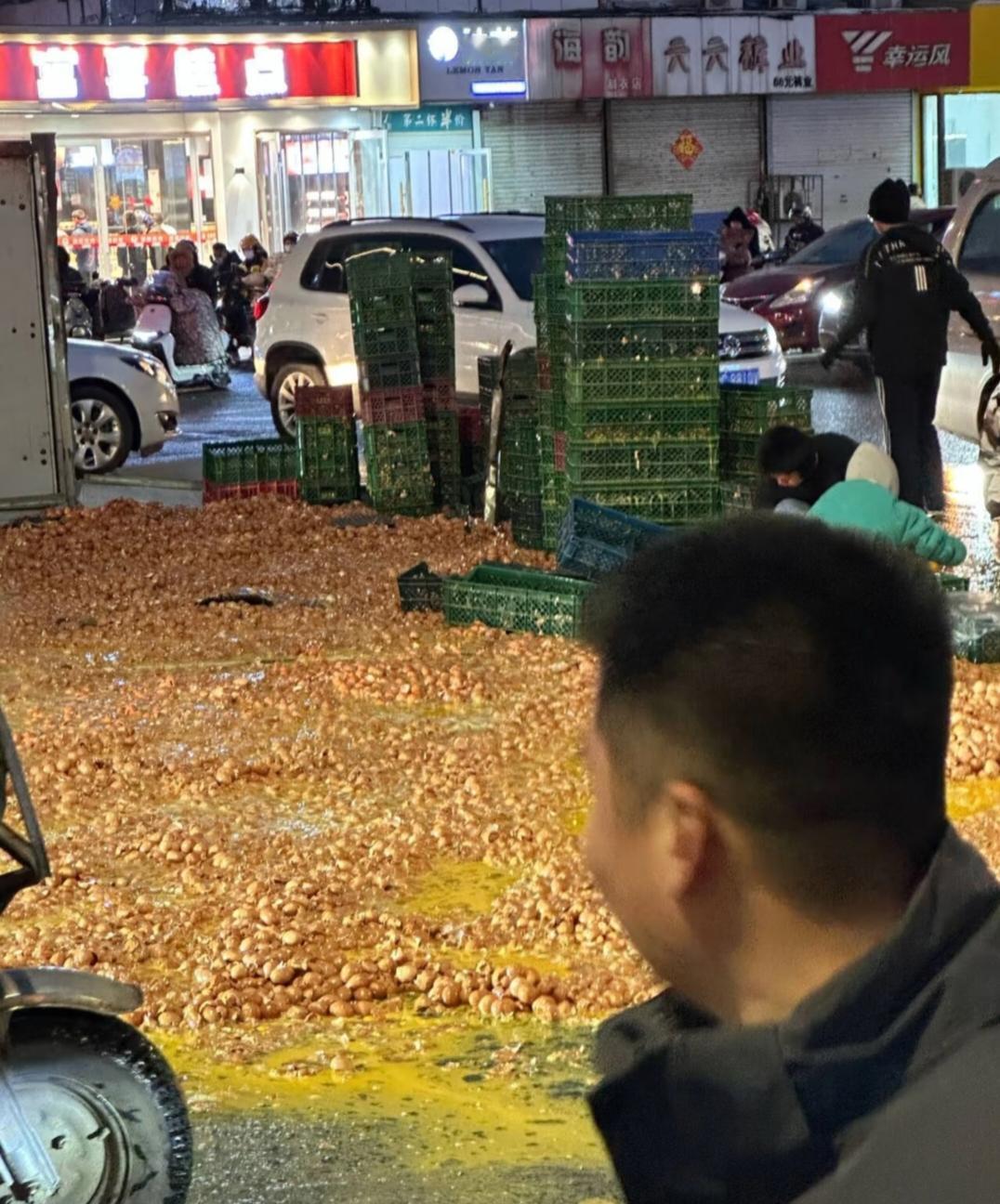 都是遥控器惹的祸!山东济南，一女子正在仓库搬鸡蛋，结果听到哗啦一声，几十箱鸡蛋