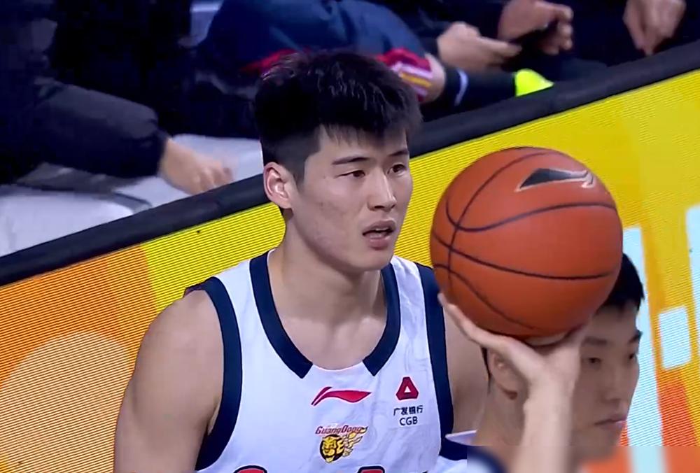 杜锋又开骂了。这次是20岁的陈家政，一个传球失误，直接换下。球迷炸了。论坛里