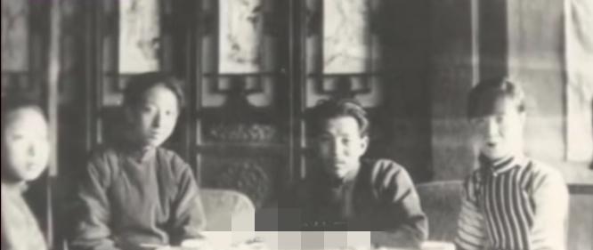 早年张学良与原配于凤至以及两个儿子一起用餐时的一张留影
