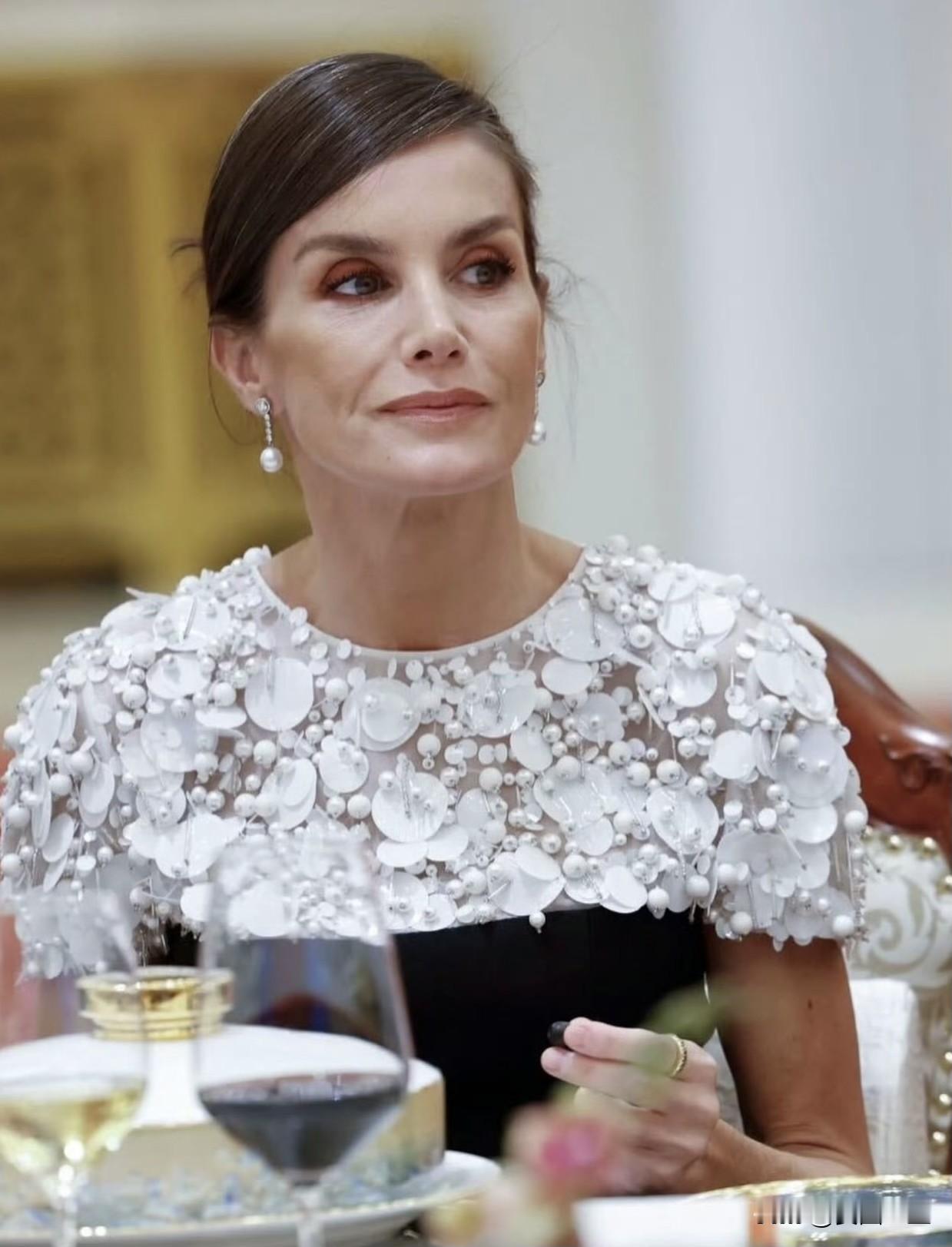 入乡随俗！西班牙莱蒂齐亚王后最新晚宴造型曝光。11月12日，费利佩国王和莱蒂