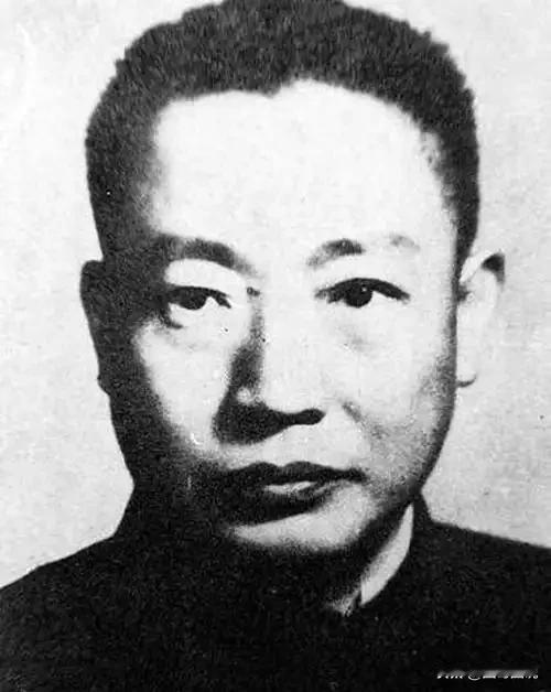 毛人凤前期有多风光,后期就有多可怜,最后竟然连老婆都改嫁了。1954年,老蒋改