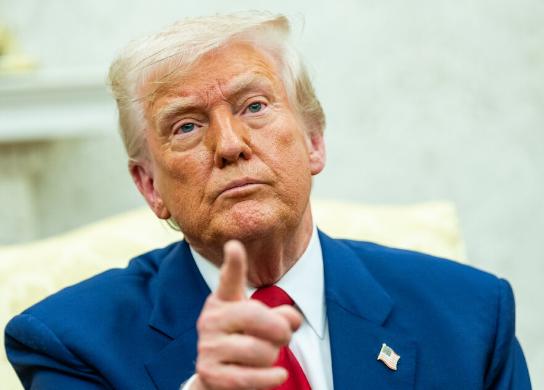 特朗普公开羞辱泽连斯基，公开说了一句大实话。在与乌克兰总统泽连斯基会晤前，特朗普