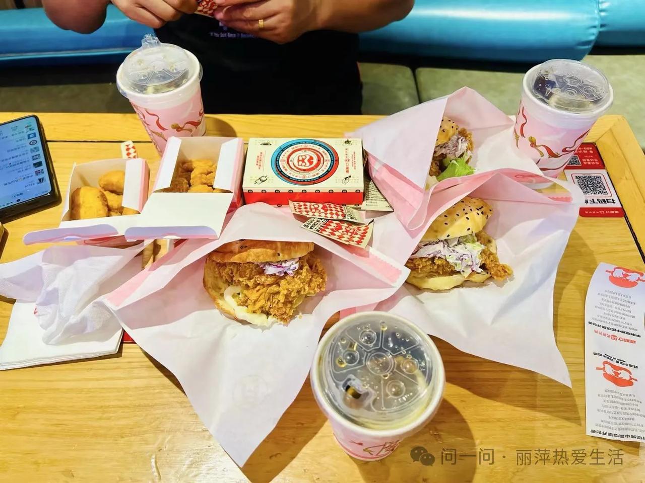 我朋友的儿子就在美团送外卖，他们送外卖的时候就是同一条路的，他们会一起派送，这样