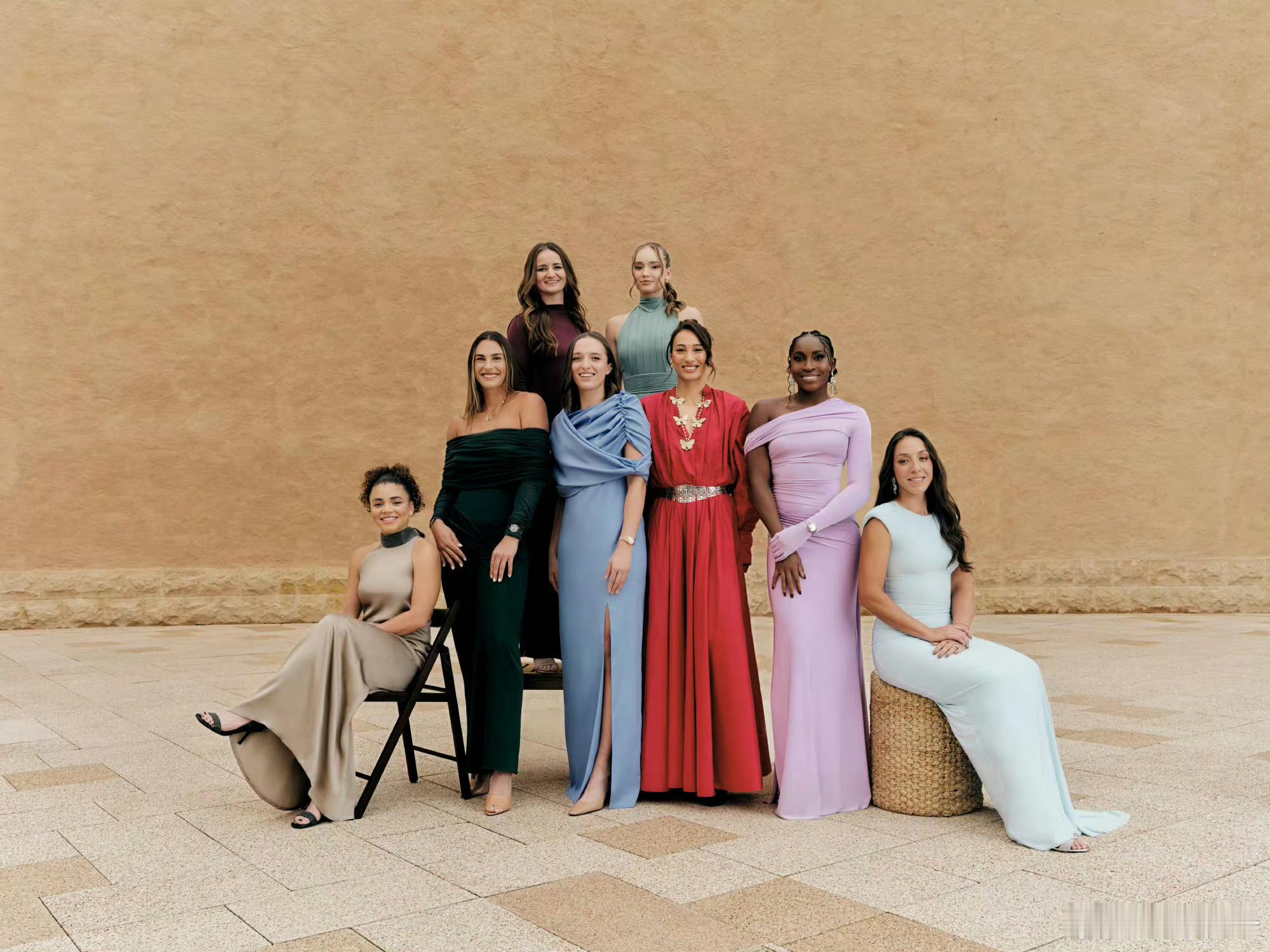 wta年终总决赛大合影🎾今年年终总决赛八娇大合照终于出来了，看着有点严肃哈！还