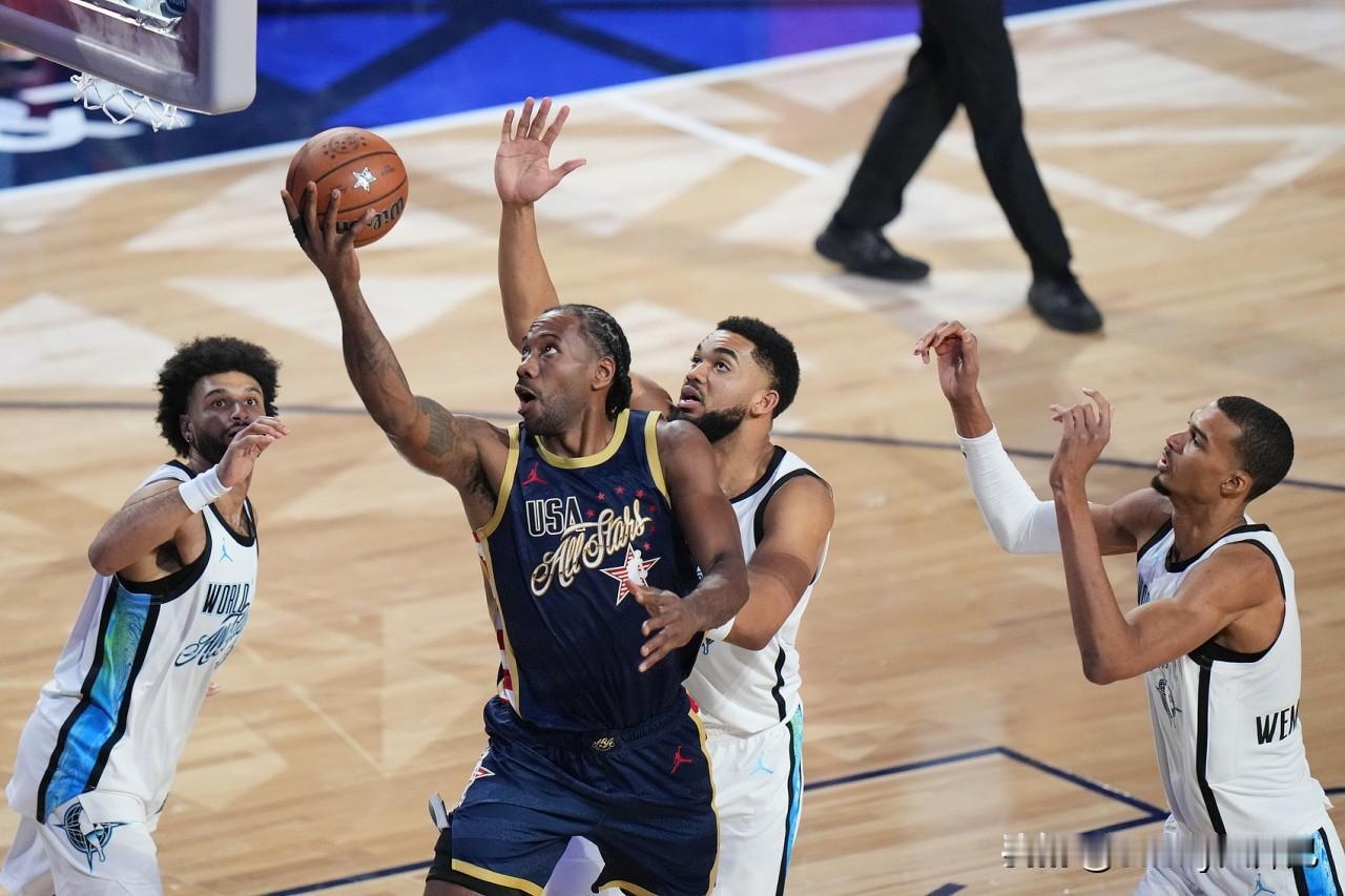 小卡的确在决赛中体能断档了。NBA全明星赛小卡分别登场9分55秒、12分和12