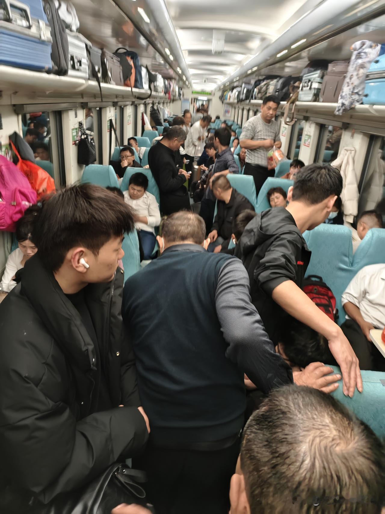 今天从广州白云站坐火车回家，遇到一位穿快递工服的小哥，他原来是抢到了广州到济南的