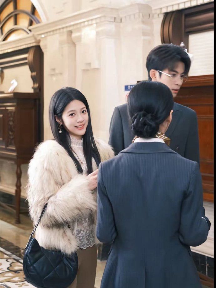 刘一诺回应，“我成年了，他人挺好的，也没有多线进行，没有瓜peace❤️”看出