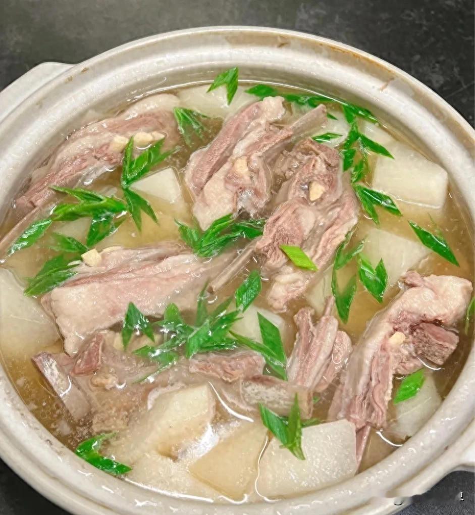 炖羊肉汤是放白萝卜好？还是胡萝卜好？中医认为羊肉属于温补佳品，具
