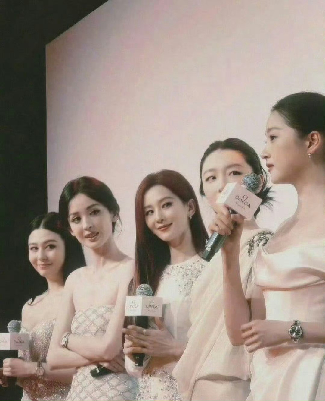 女性之间美好的凝视这一帧像画一样美
