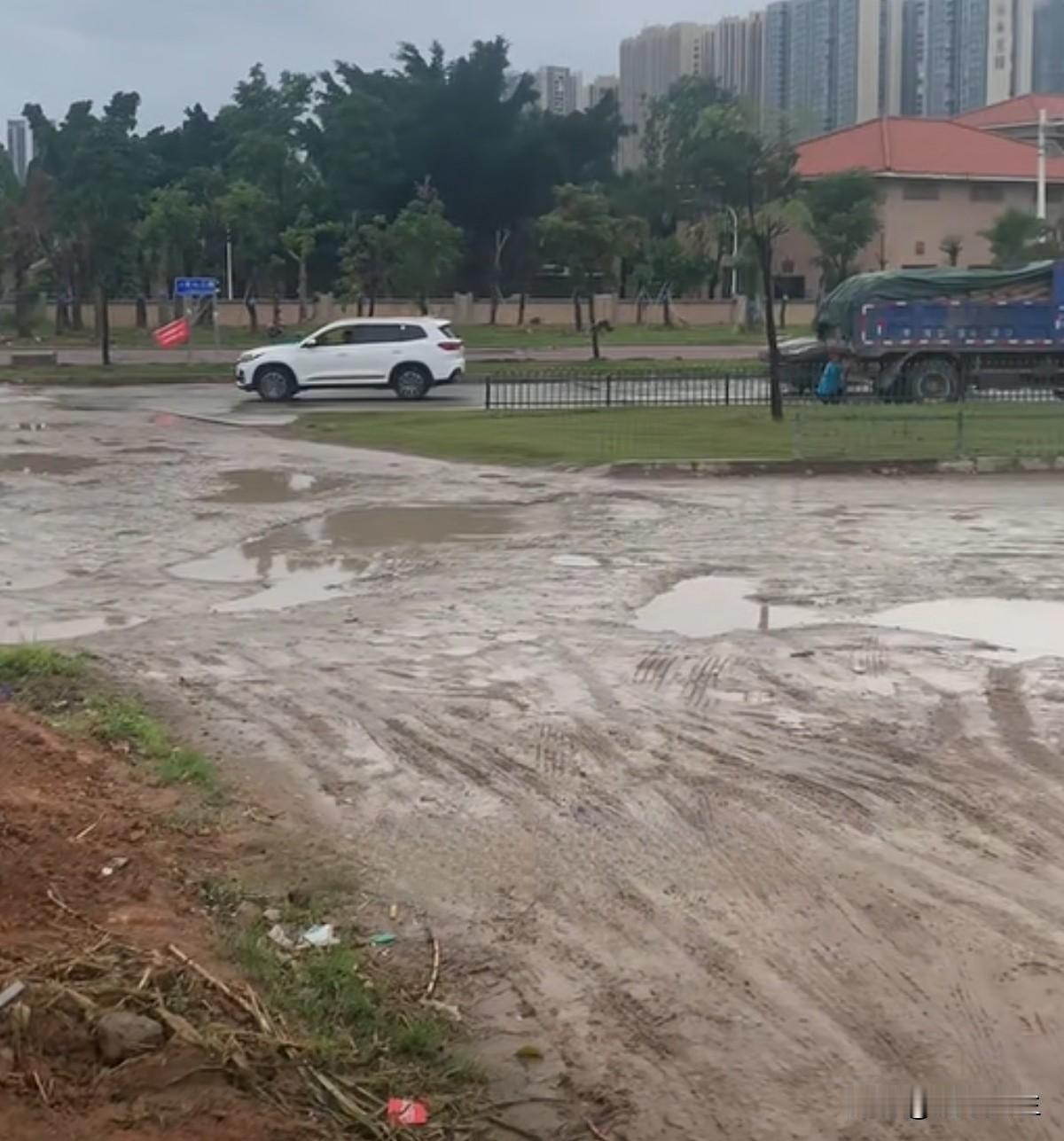 那天路过大亚湾龙山三路铁路高架桥下面，一个好消息，一个坏消息。坏消