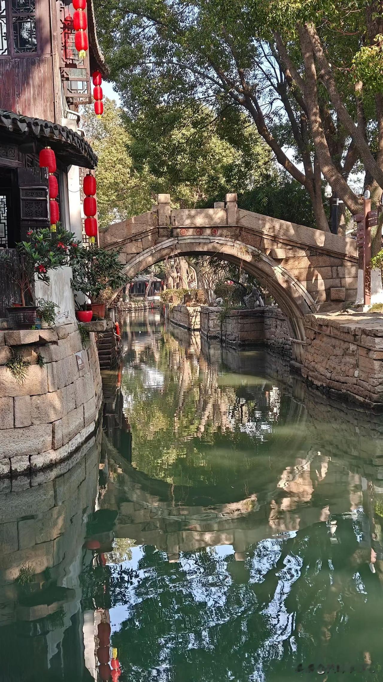 小桥流水，红灯笼映照，静谧江南水乡，古色古香好风光。