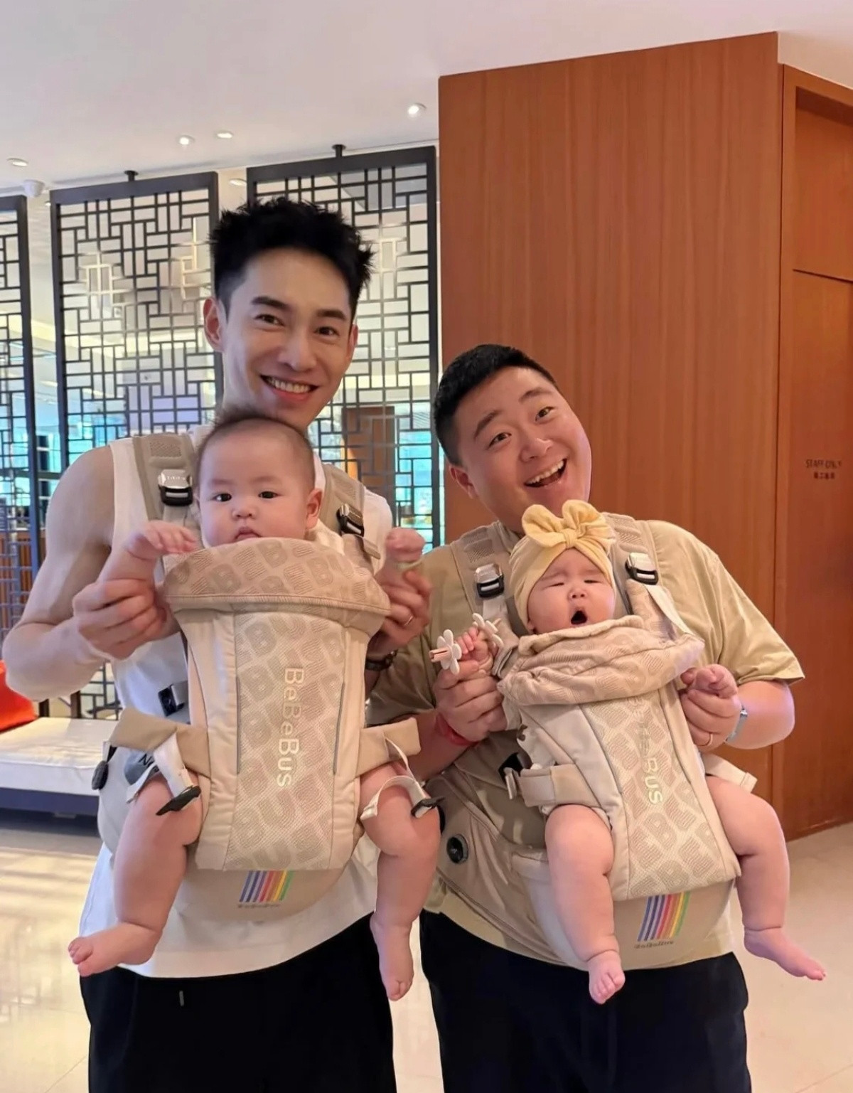 欧阳妮妮一家和郝劭文一家带娃聚会，两家都是不久前刚生了娃，郝劭文女儿和他好像！图