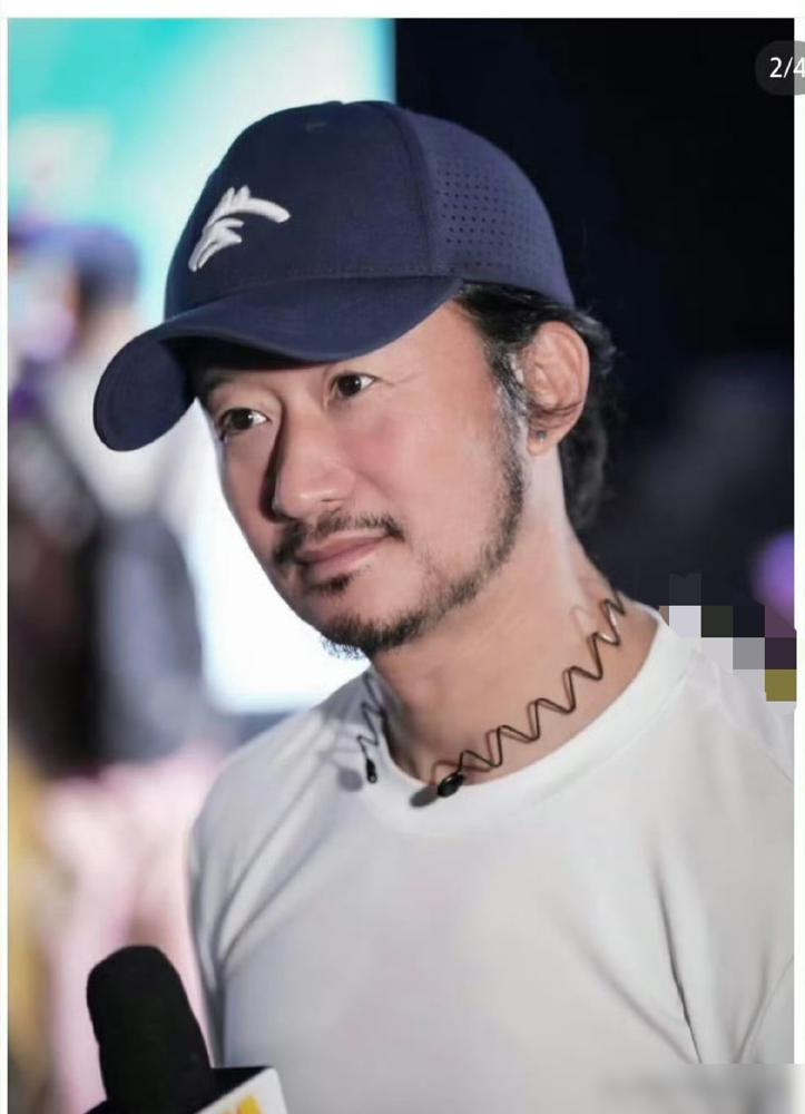 吴京一个耳钉，把2亿人震惊了。你别不信。他不止是戴了个耳钉，还扎头发、蓄胡