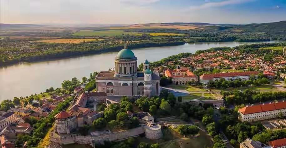 1972年，一个县城电影院出现了诡异一幕。同一个晚上，两场电影。《红灯记》的