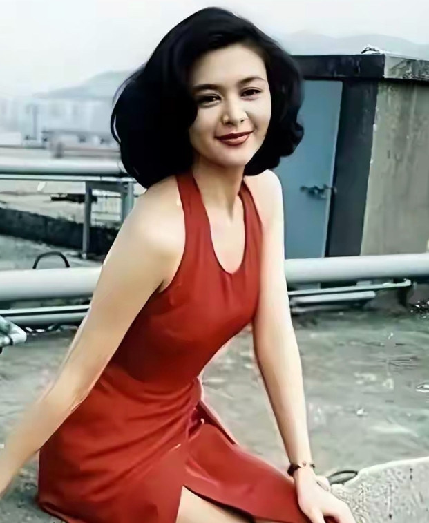 关之琳的母亲有多漂亮？娇媚冷艳颜值出众，美得惊为天人！提起关之琳，很多人第一