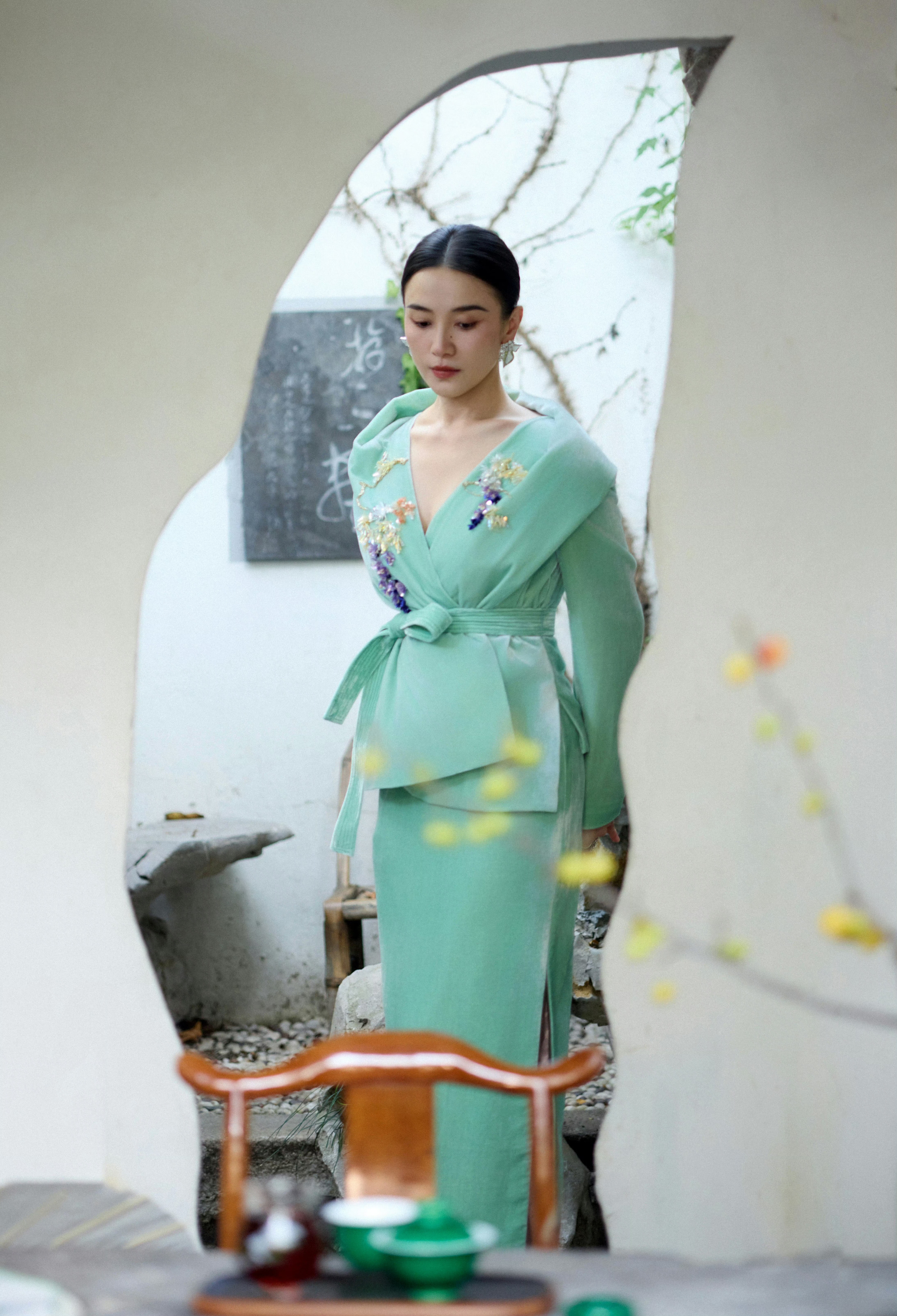 MOHCelebrity|宋佳宋佳佩戴MOH「动物絮语」系列贝母