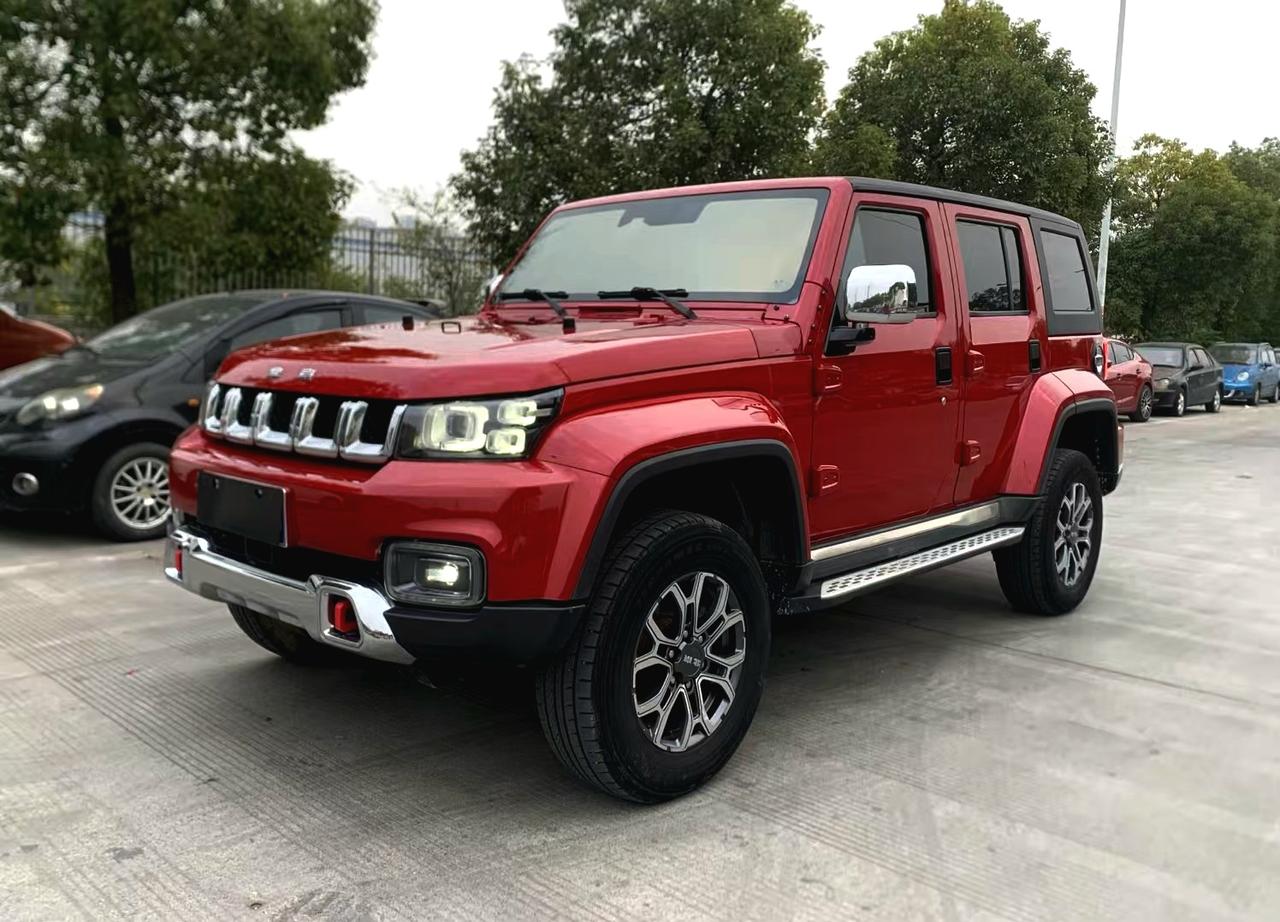 这台车实话讲哈，我个人特别喜欢的莫过于这个红色，而且据说北京bj40的红色的保有