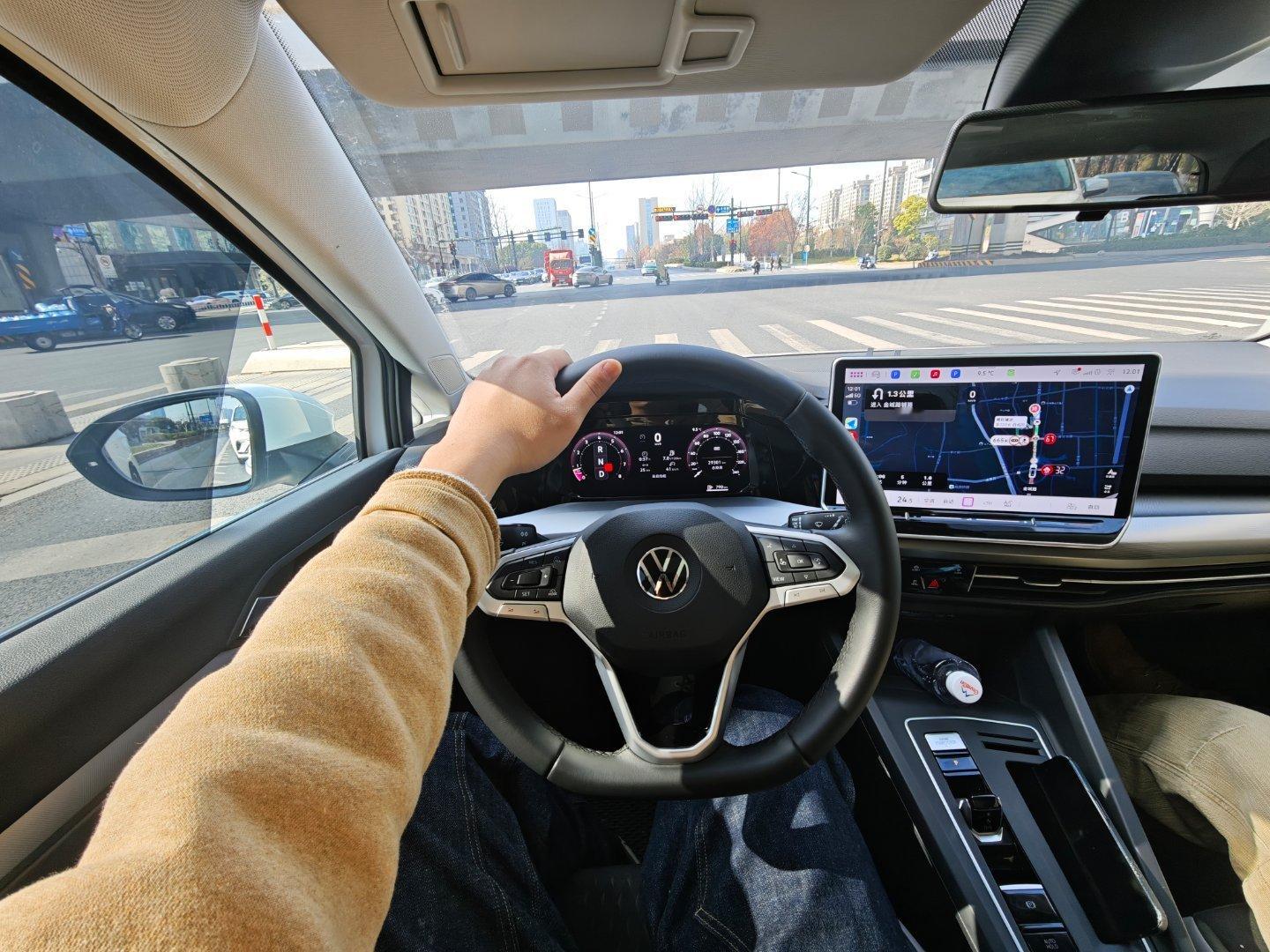 断定新能源车就是比燃油车好开的人你放心，他开过的车应该不多燃油车没新能源车加速快