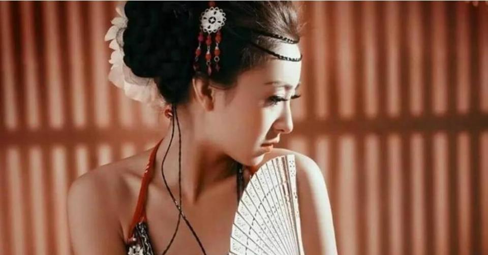 白居易在晚年时，前后一共养了33个家妓，年龄大的都是15岁左右的女孩子。而且当这