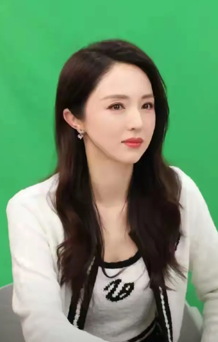 早前的董璇角色很出名因为雪花女神龙一角出名但是之前也没有一直出现在大众面前