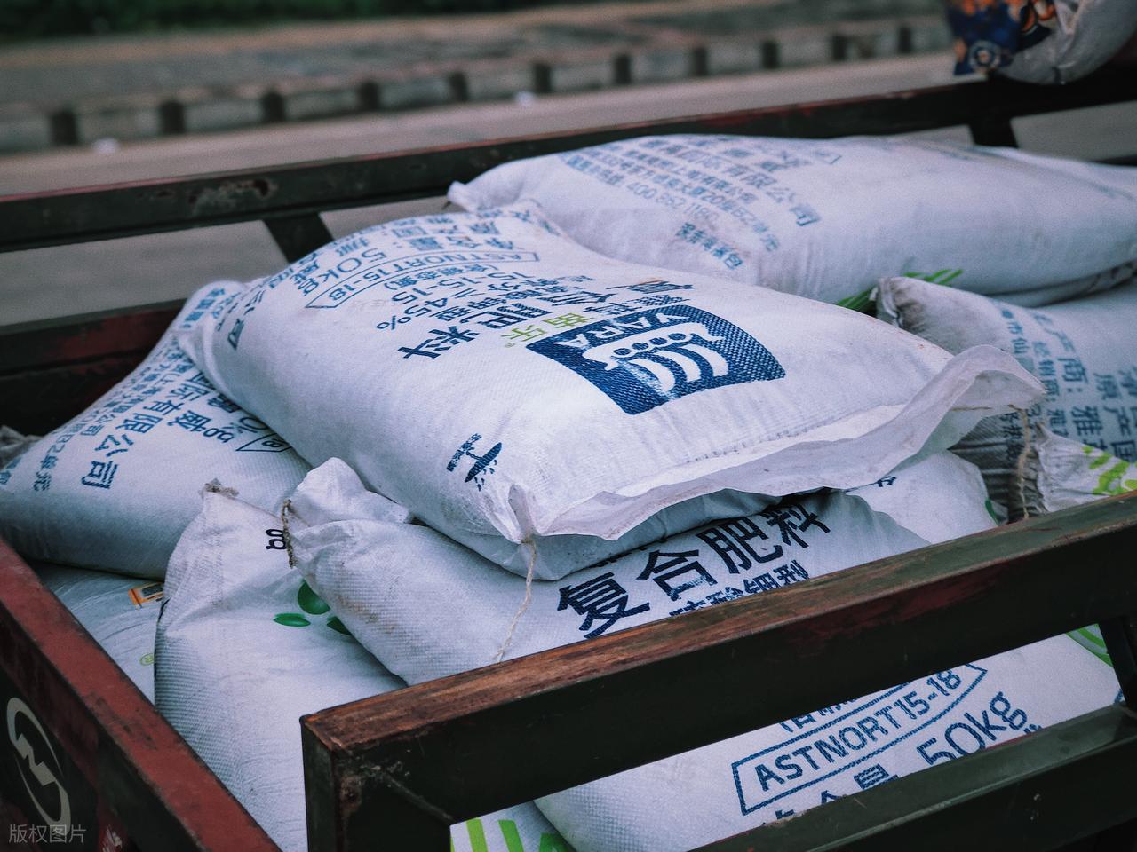 今天脑子里一直琢磨着一个事儿，要是霍尔木兹海峡继续封下去，别的先不聊，单说尿素，