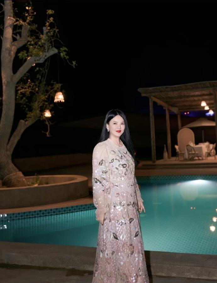 最近李湘在出席活动的时候搭配的格外靓丽，像个清新的美少女。她有着比较丰腴的身段