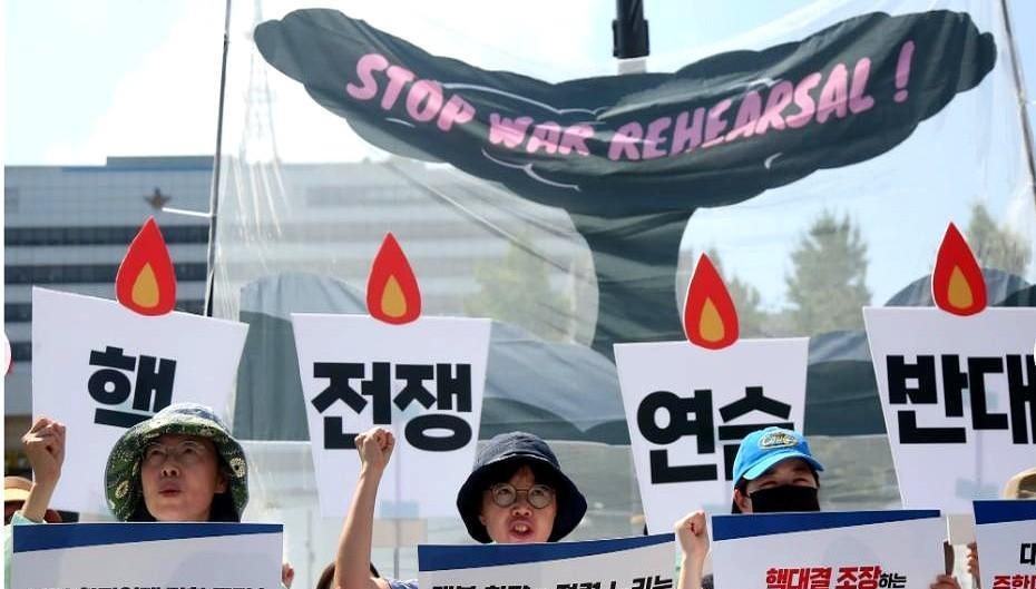 美国在韩国的驻军多达2.8万人，这群美国大兵吃着韩国的饭，泡着韩国的妞，拿着韩国