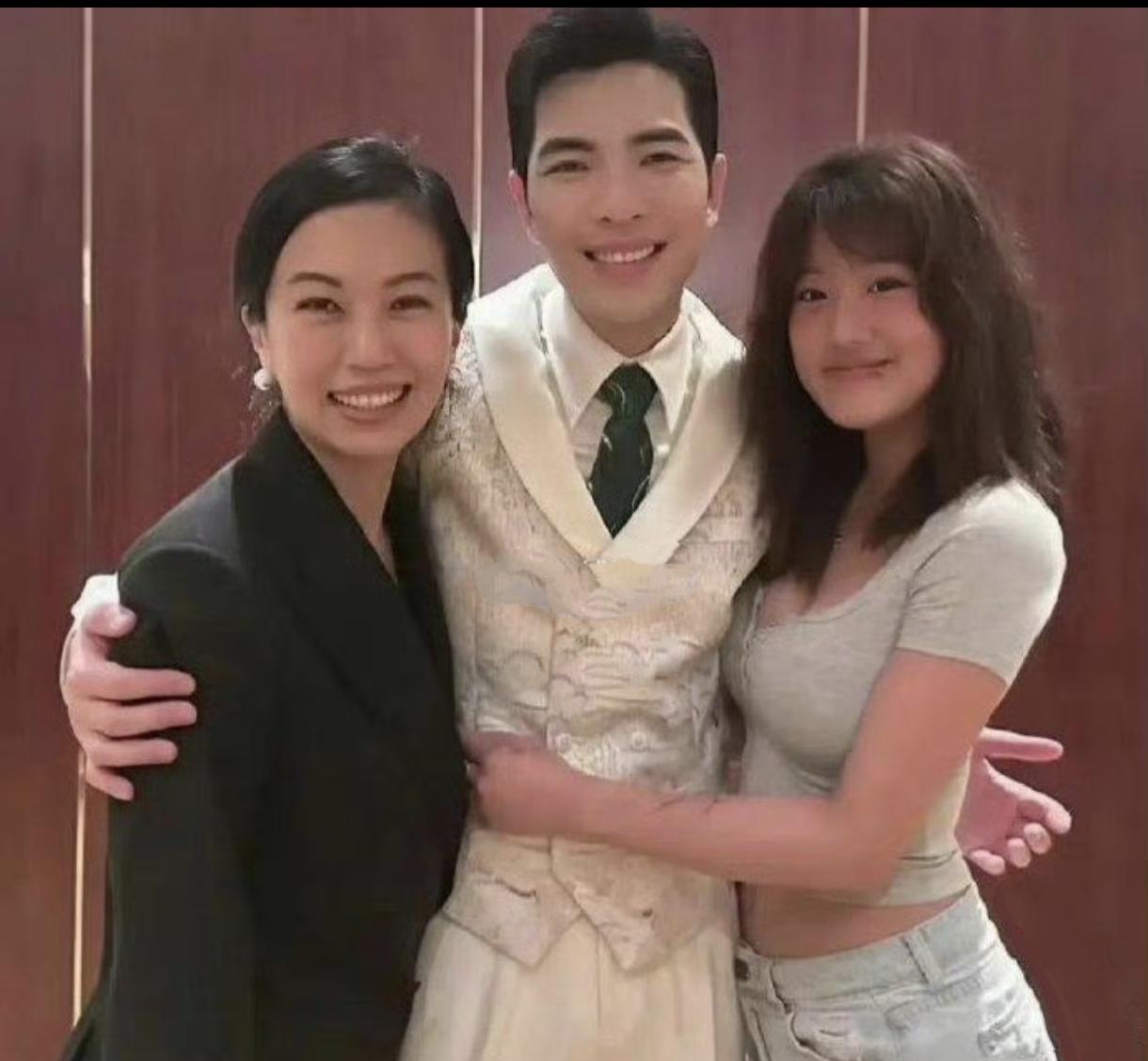 他36岁，她50岁。这16年，他们是怎么熬过来的？不是简单的姐弟恋。是经纪