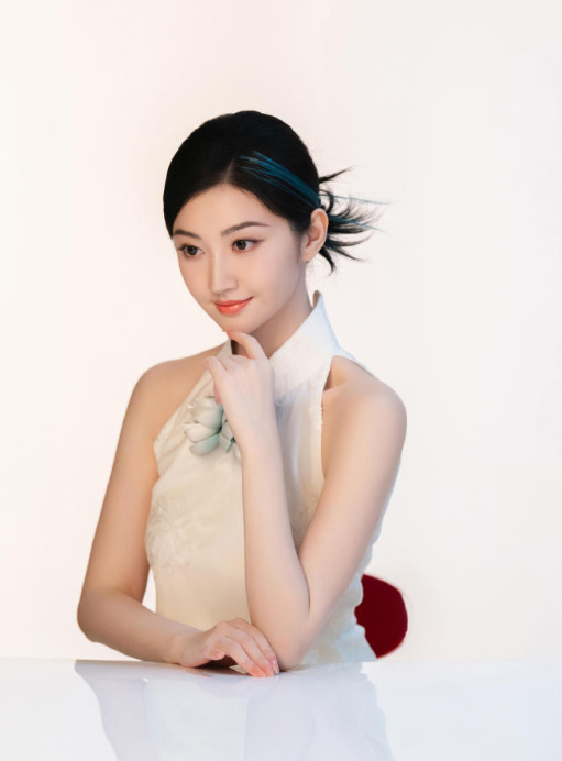 景甜的旗袍妆造，中国女人穿旗袍，不仅有别样的美感，这气质是一般人无法比拟的！