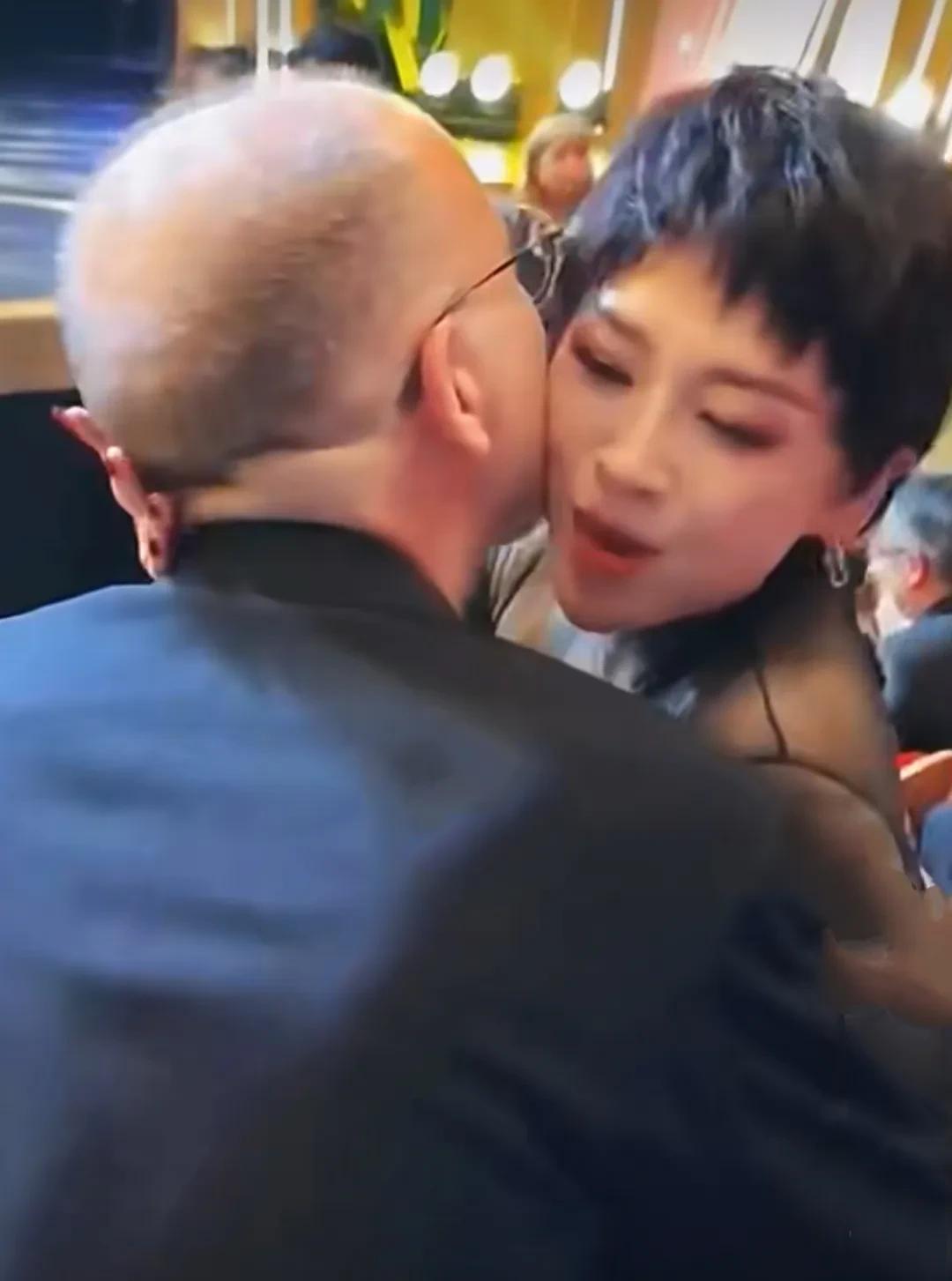 短发的章子怡也很受老外欢迎，在上海电影上，一位老外亲自找到章子怡拥抱，章子怡面带