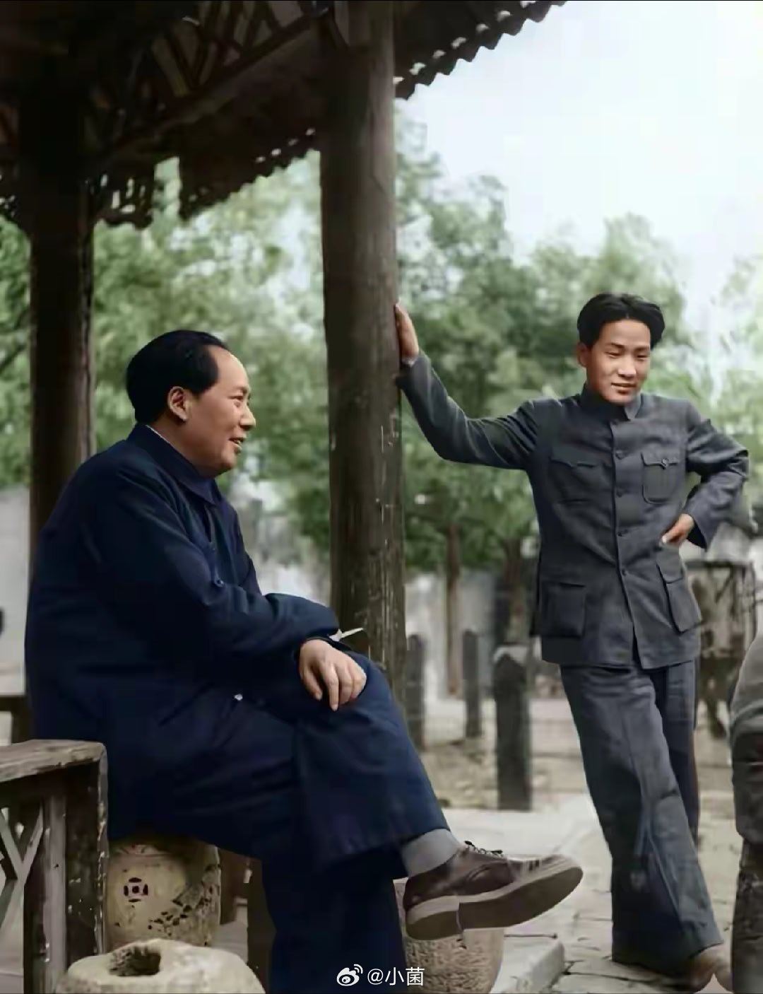 第一次看到这张照片，这是毛主席与他的大儿子毛岸英在亭中聊天，他们都面带笑容，不知