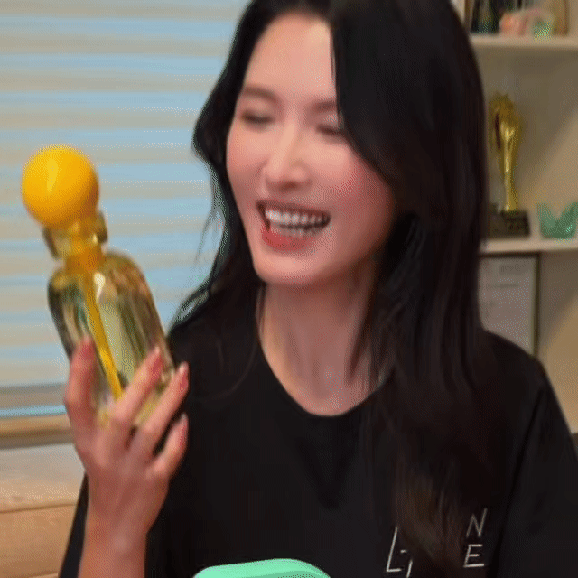 [吐舌头眯眼睛笑]​​​