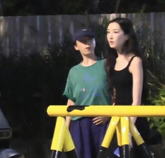 李嫣是老烟民了，抽烟这么娴熟。近日，身穿黑色紧身背心，搭配长裤的李嫣，被拍到与