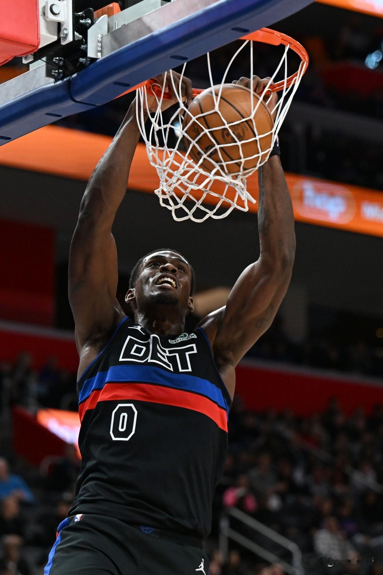 活塞还不顶薪续约？杜伦场均18+10还入选了全明星!在今天活塞与篮网的比赛中