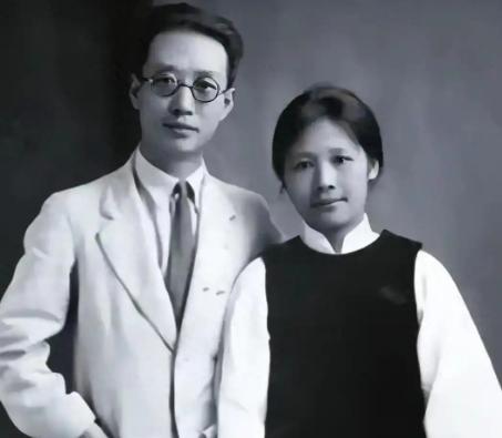 1924年，杨之华爱上了瞿秋白，为了能和对方在一起，她竟带着瞿秋白，跟丈夫把话全