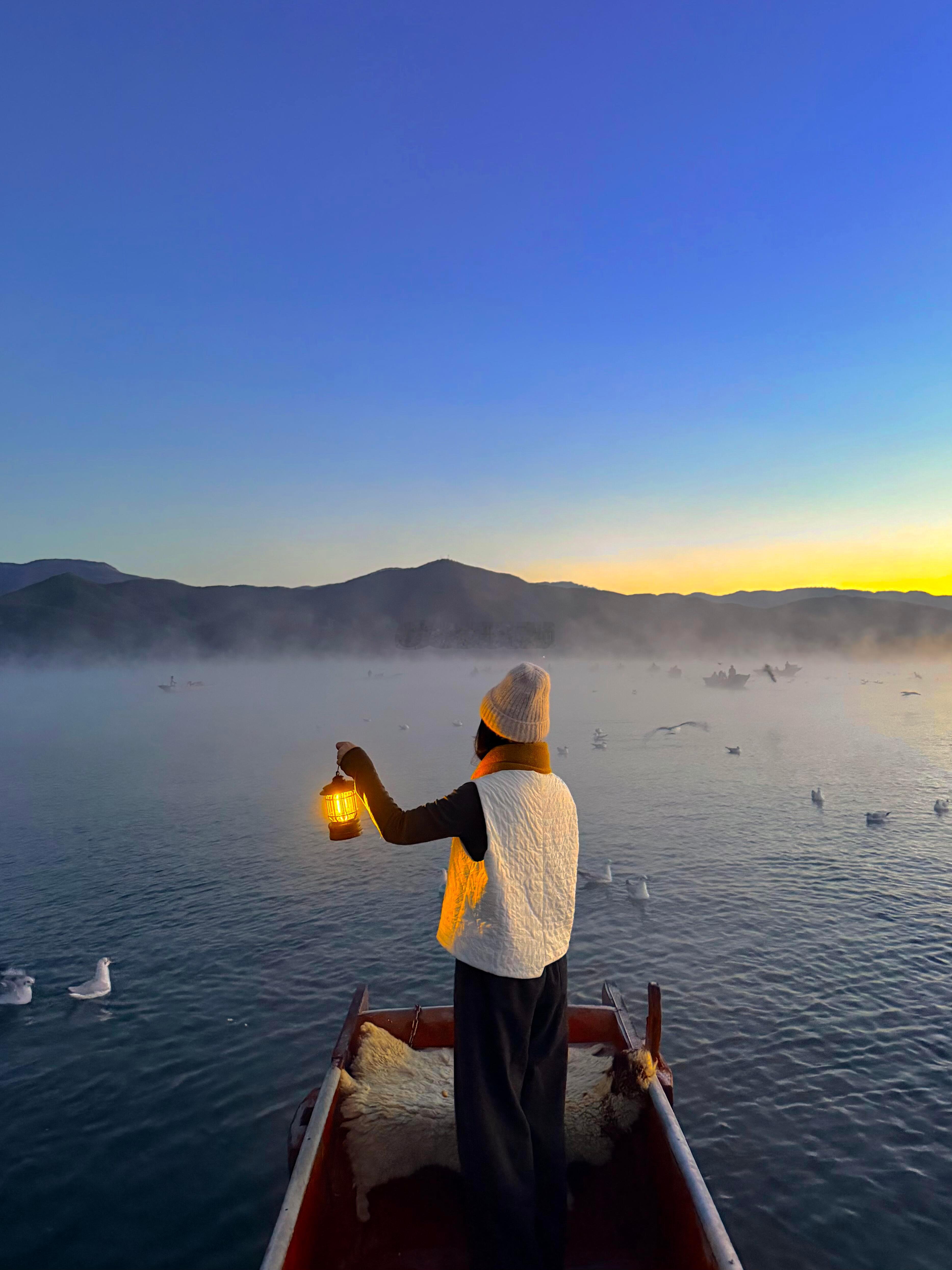 冬天的泸沽湖晨雾宛如童话世界冬天的泸沽湖有种在世界尽头的美…