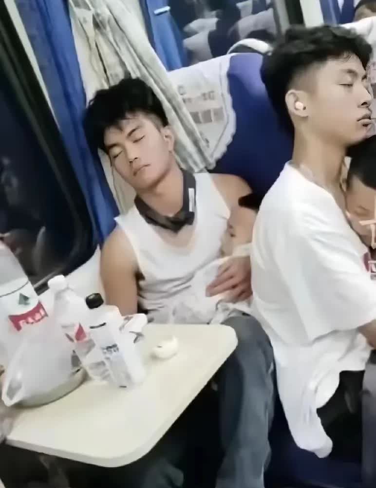 “太感人了”在一列绿皮火车站，有两名高中生暑假结伴出去旅游，其中有一名小男生在