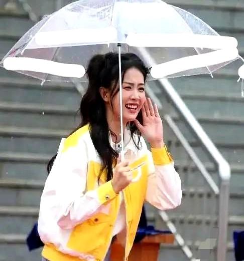 《奔跑吧》里有个挺有意思的画面：李晨在节目里待了11年，录了100多期，结果29