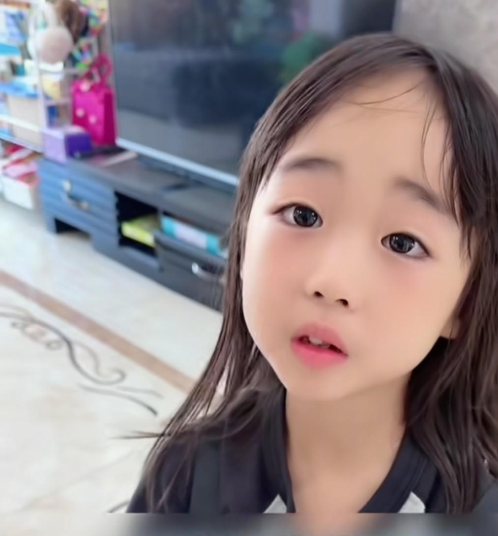 一女孩奶奶生病了，她把自己的压岁钱都拿出来给爸爸，说给奶奶治病，爸爸说不用，谁料