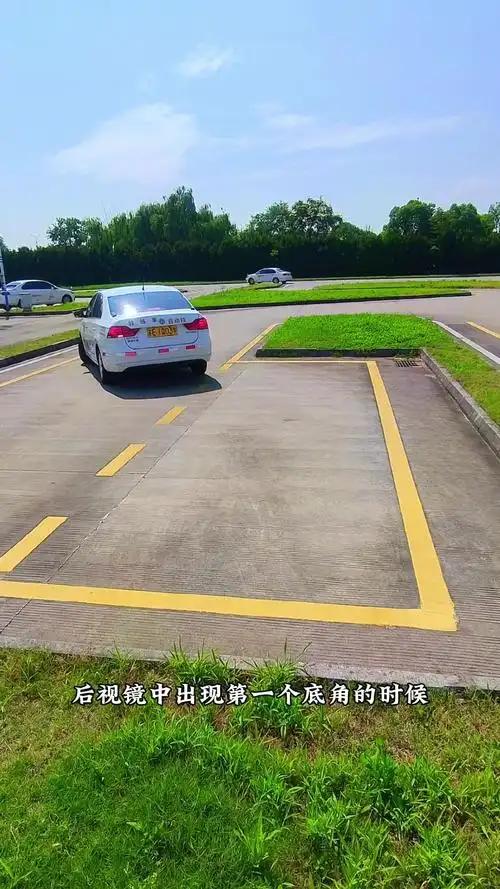 3句话就能学会侧方停车，看看你能发现这跟驾校教的有什么不一样吗？第一句：“贴