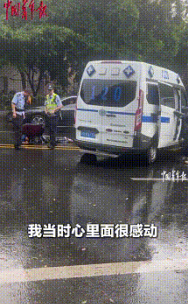 泪目了！四川成都，外卖小哥下雨天不幸和一辆私家车发生车祸，导致小哥受伤后一直躺在