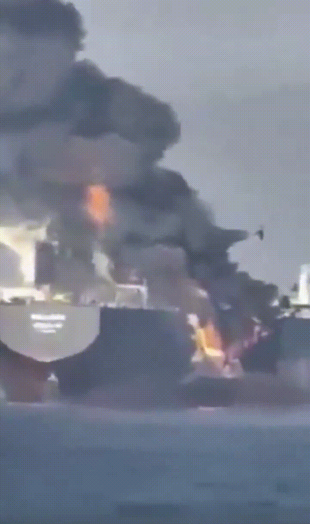 特朗普得意洋洋地发帖说，美国海军向伊朗货船TOUSKA开火，这艘船长达900英尺