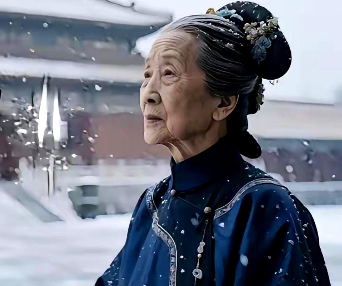 乾隆二十二年那天，养心殿里一路急报“履亲王府定妃薨逝”，皇帝扔下江南水利折子换素